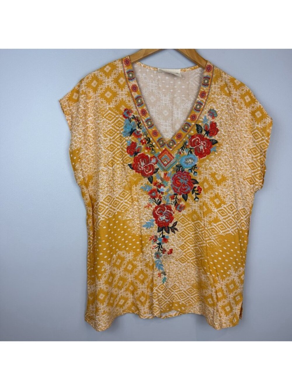 Savanna Jane Yellow Gold Embroidered Top Womens Size Medium‎ V Neck